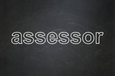 Sigorta kavramı: Kara tahta arka plan üzerinde değerlendirme uzmanı