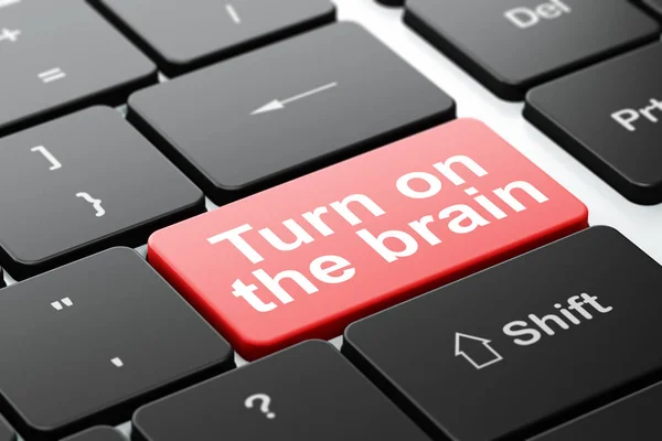 Concepto educativo: Activar el cerebro en el fondo del teclado de la computadora — Foto de Stock