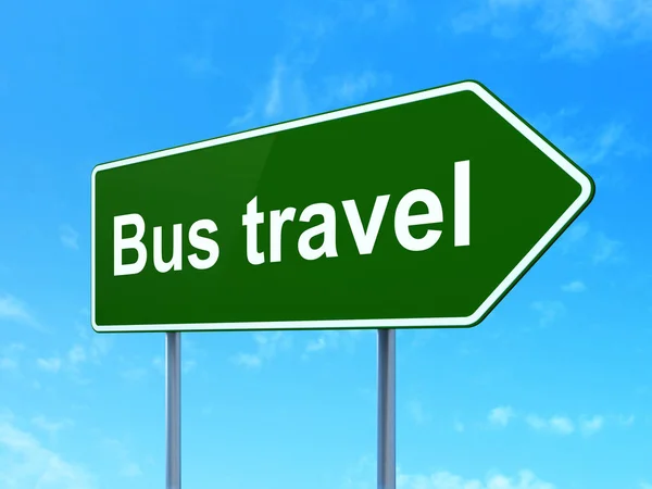 旅游概念︰ 道路标志背景下的公共汽车旅行 — 图库照片