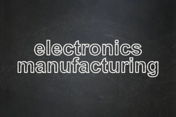 Manufacuring kavramı: Kara tahta arka plan üzerinde elektronik üretim — Stok fotoğraf