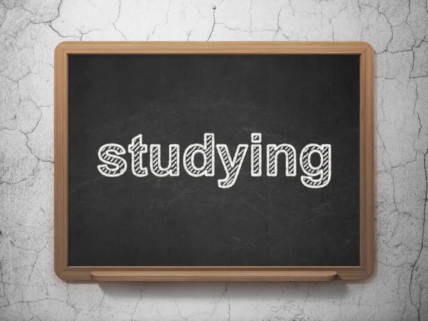 Conceito de educação: Estudando em fundo quadro-negro — Fotografia de Stock