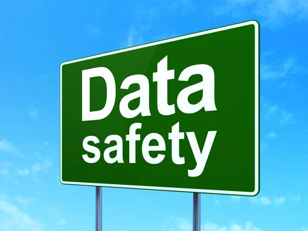 Bilgi kavramı: veri güvenliği yol işareti arka plan üzerinde — Stok fotoğraf