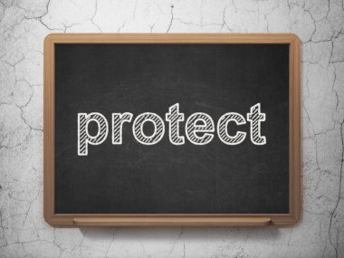 Emniyet konsepti: Kara tahta arka plan üzerinde korumak