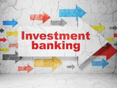 Para birimi kavramı: grunge duvar arka plan üzerinde yatırım bankacılığı ile ok