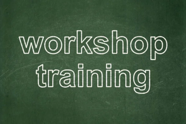 Kavram öğrenme: atölye Eğitim kara tahta arka plan üzerinde