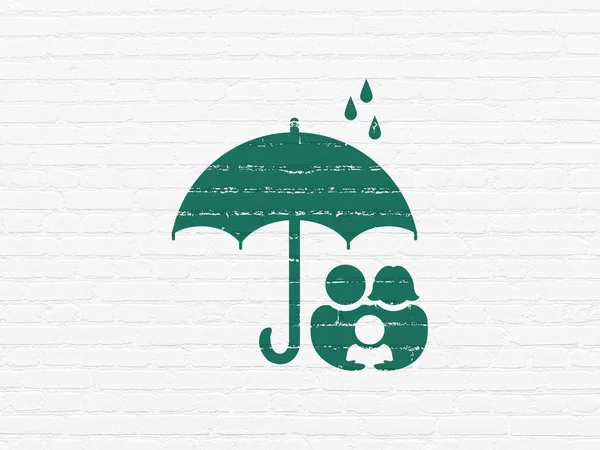 Veiligheidsconcept: familie en paraplu op muur achtergrond — Stockfoto