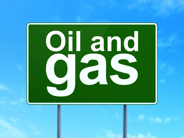 Concetto industriale: olio e gas sullo sfondo del segnale stradale — Foto Stock