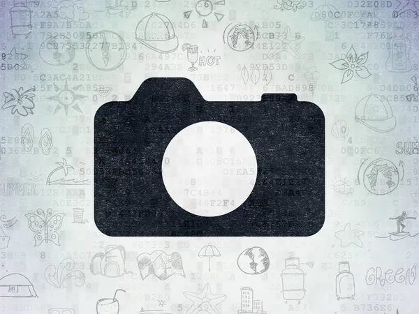 Concetto di viaggio: Fotocamera fotografica su sfondo Digital Data Paper — Foto Stock