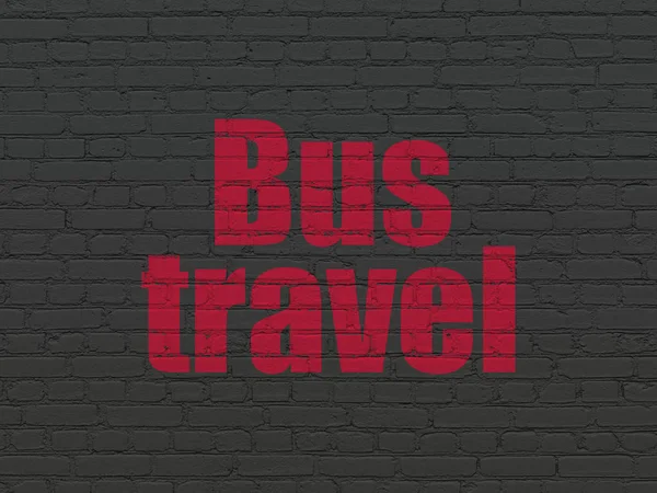 휴가 개념: 벽 배경에 버스 여행 — 스톡 사진