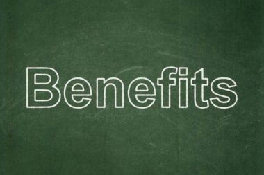 Ekonomi kavramı: faydaları kara tahta zemin üzerine