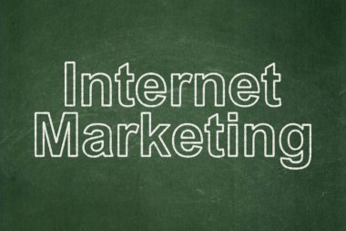 Reklam kavramı: Kara tahta arka plan üzerinde Internet pazarlama