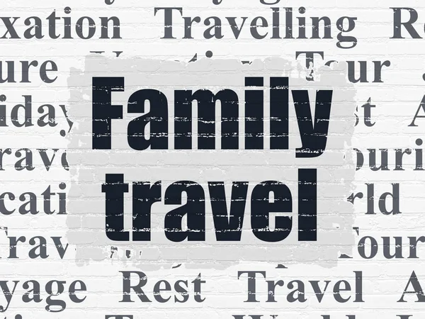 Koncepcja podróży: podróż rodziny na tle ściany — Zdjęcie stockowe