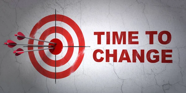 Tijd concept: target en de tijd aan veranderingen op muur achtergrond — Stockfoto