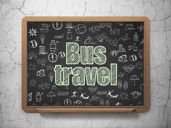 度假概念： 学校董事会背景上的公交车旅行 — 图库照片