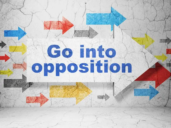 Siyasi kavram: grunge duvar zemin üzerine muhalefet içine Go ile ok