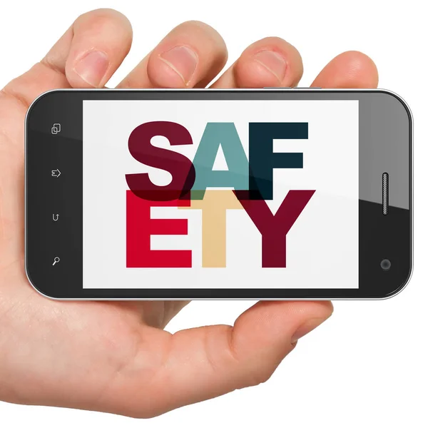 Koncepcja bezpieczeństwa: rękę trzymając smartfon z bezpieczeństwa, na wyświetlaczu — Zdjęcie stockowe