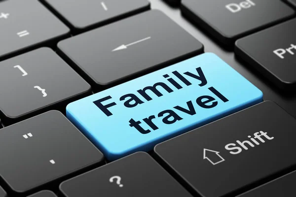 Концепція туризму: Сімейні подорожі на фоні клавіатури комп'ютера — стокове фото