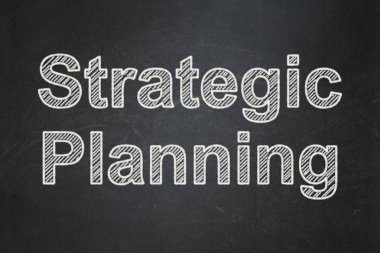 İş kavramı: stratejik planlama kara tahta arka plan üzerinde