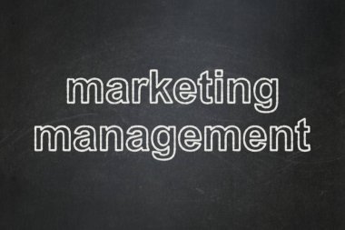 Reklam kavramı: Kara tahta arka plan üzerinde pazarlama yönetimi