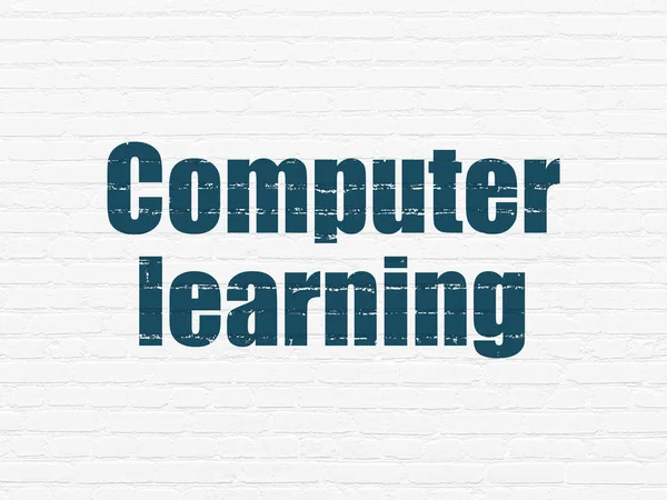 Concepto de estudio: Aprendizaje por ordenador sobre fondo de pared —  Fotos de Stock