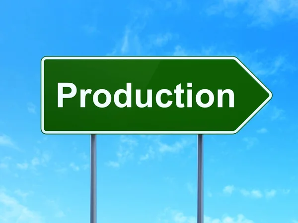 Ekonomi kavramı: üretim yol işareti arka plan üzerinde — Stok fotoğraf