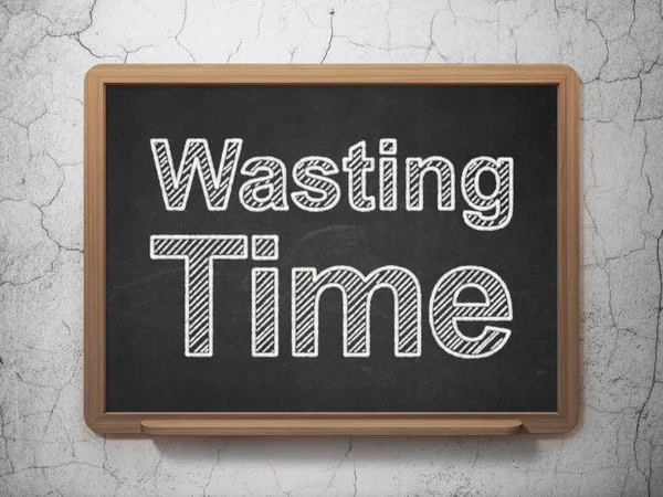 Concept van de tijd: tijd te verspillen op schoolbord achtergrond — Stockfoto
