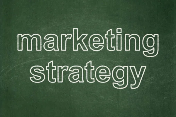 Concepto publicitario: Estrategia de marketing en el fondo de pizarra — Foto de Stock