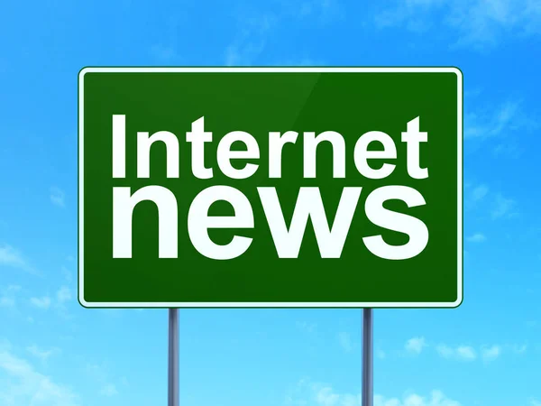 Conceito de notícias: Internet News on road sign background — Fotografia de Stock