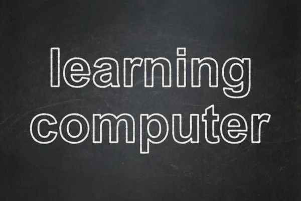 Koncepcja kształcenia: komputer uczenia się na tle tablica — Zdjęcie stockowe