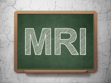Sağlık kavramı: MRG kara tahta arka plan üzerinde