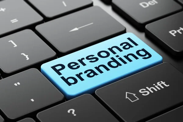 Маркетинговая концепция: персональный брендинг на фоне клавиатуры компьютера — стоковое фото