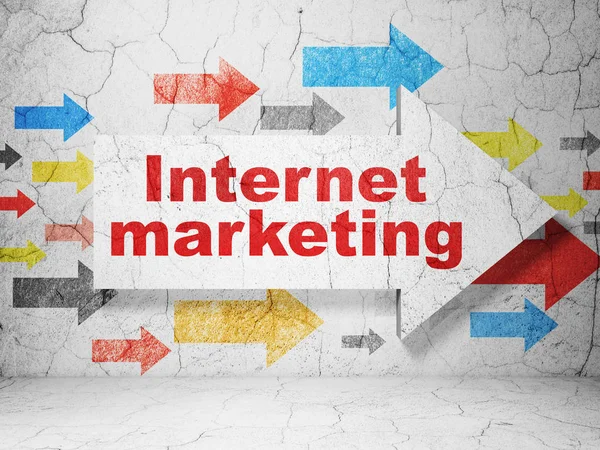 Marknadsföring koncept: pil med Internet Marketing på grunge vägg bakgrund — Stockfoto