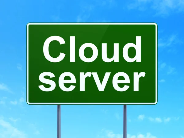 云计算理念: 云服务器在路标上的背景 — 图库照片