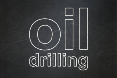 Manufacuring kavramı: Petrol Delme kara tahta arka plan üzerinde