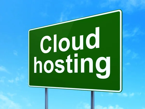 Návrh technologie cloud: Cloud Hosting na silnici podepsat pozadí — Stock fotografie