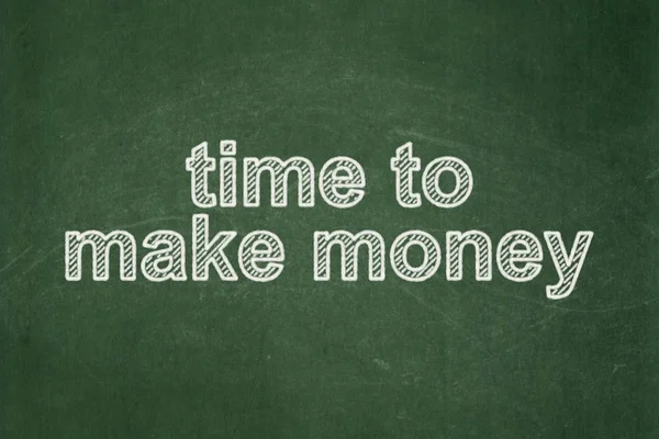 Finanční koncept: čas jak vydělat peníze na tabuli pozadí — Stock fotografie