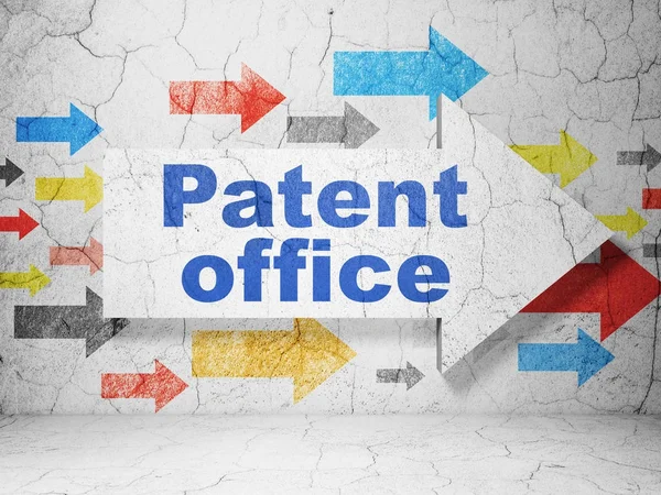 Rechtskonzept: Pfeil mit Patentamt auf Grunge-Wand-Hintergrund — Stockfoto