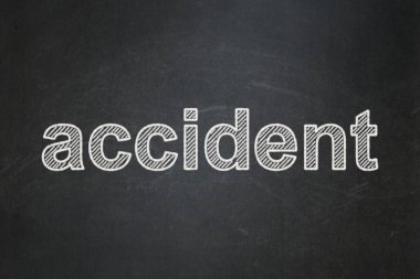 Sigorta kavramı: kaza kara tahta arka plan üzerinde