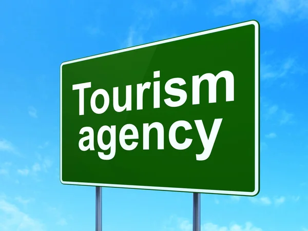 Концепция туризма: Туристическое агентство на фоне дорожных знаков — стоковое фото