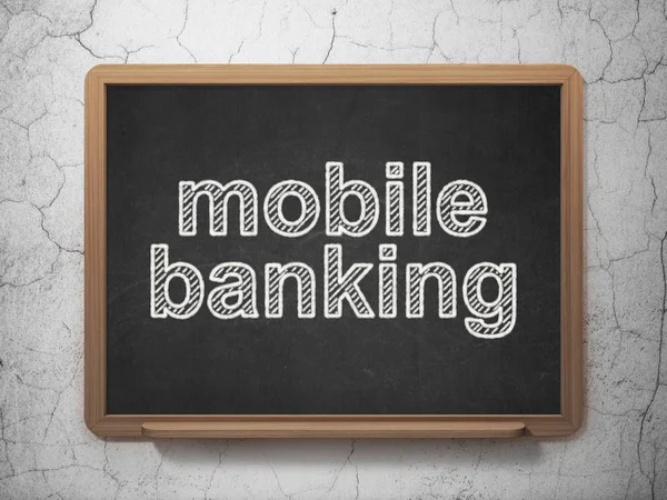 Концепция банковского обслуживания: Мобильный банкинг на фоне доски — стоковое фото