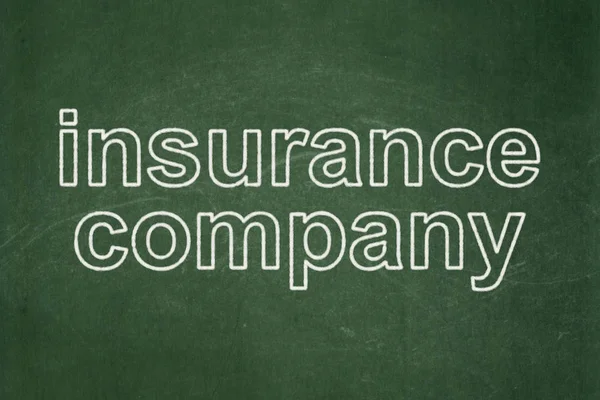 Försäkring koncept: försäkringsbolaget på svarta tavlan bakgrund — Stockfoto