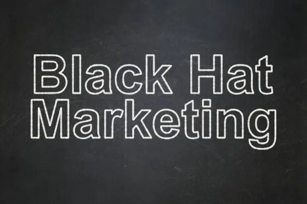 ビジネス コンセプト: 黒板の背景に、黒の帽子マーケティング — ストック写真