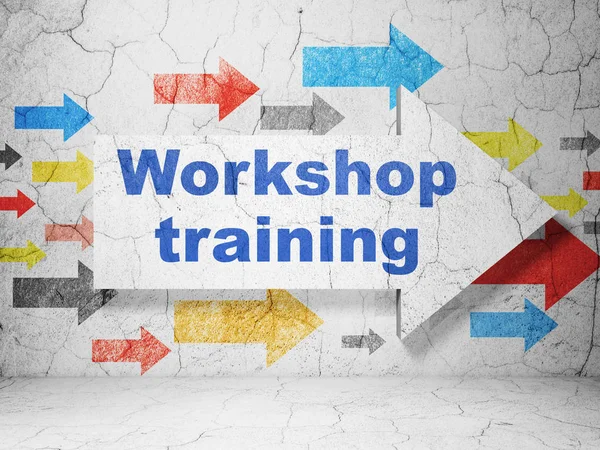 Bildungskonzept: Pfeil mit Workshop-Training auf Grunge-Wand-Hintergrund — Stockfoto