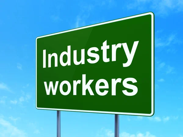 Fertigungskonzept: Industriearbeiter über den Hintergrund von Verkehrsschildern — Stockfoto