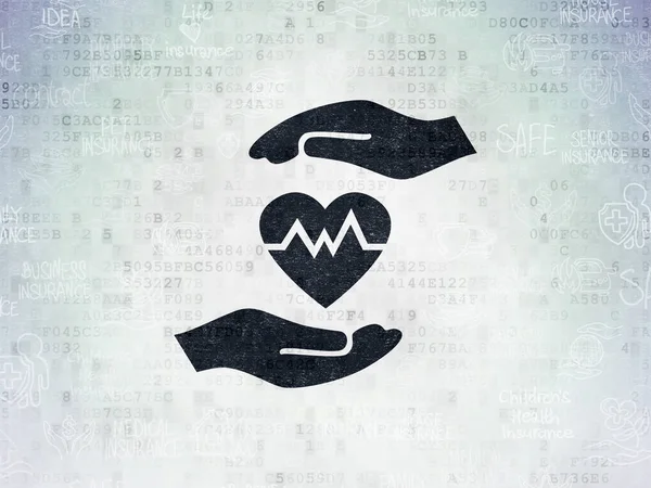 Versicherungskonzept: Herz und Handfläche auf digitalem Datenpapier-Hintergrund — Stockfoto