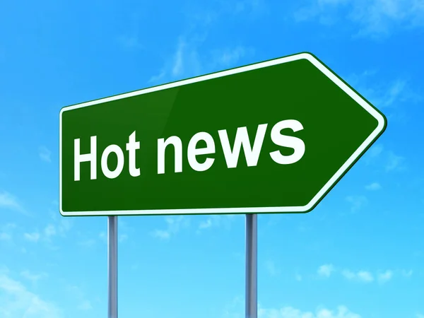 Concetto di notizie: Hot News sullo sfondo del cartello stradale — Foto Stock