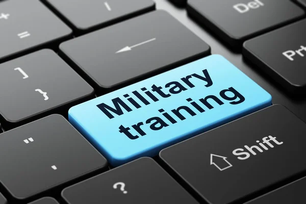 Učební koncept: vojenský výcvik na pozadí klávesnice počítače — Stock fotografie