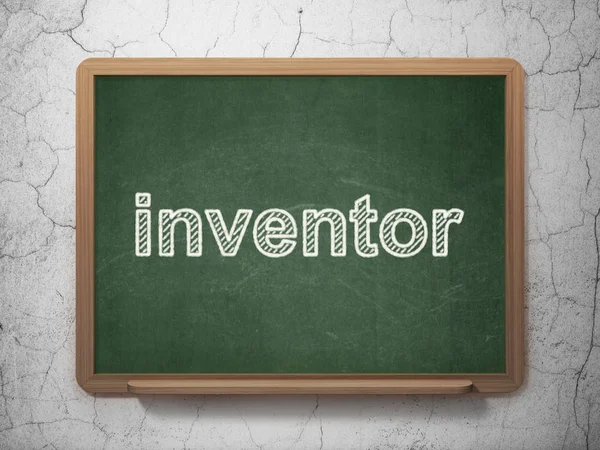 Vetenskap koncept: uppfinnare på svarta tavlan bakgrund — Stockfoto