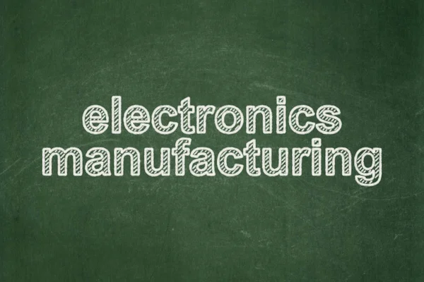 Manufacuring koncept: výroba elektroniky na tabuli pozadí — Stock fotografie