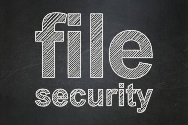 Koruma kavramı: Kara tahta arka plan üzerinde dosya güvenliği